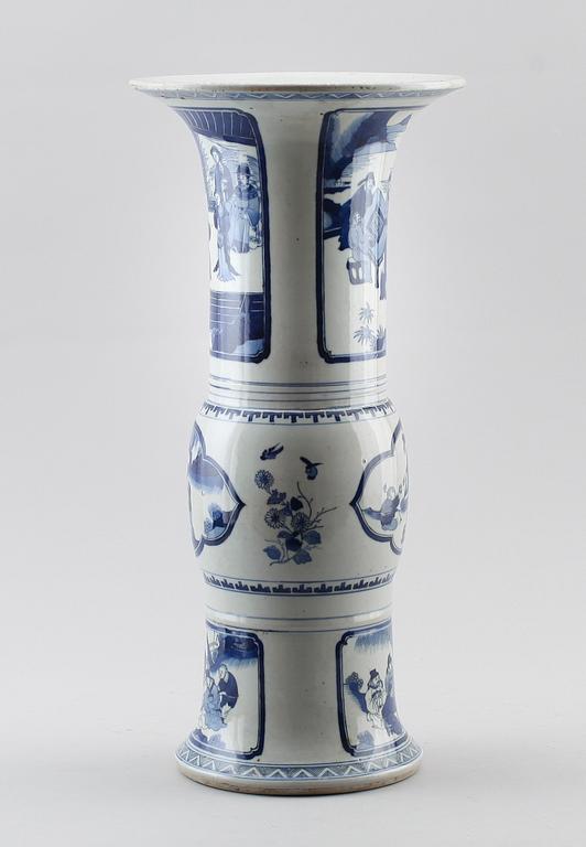 TRUMPETVAS, porslin, Kina, sannolikt 1900-tal.