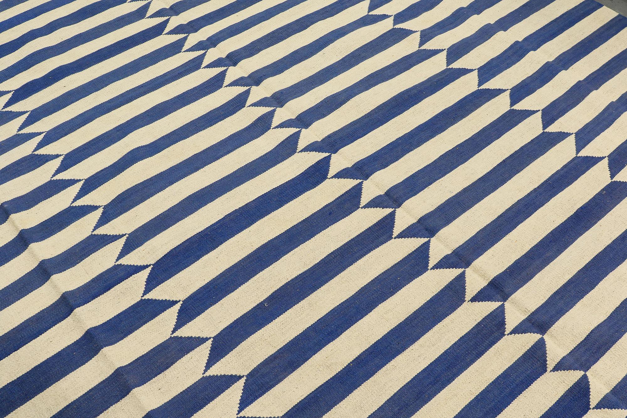 Matta, orientalisk slätväv, ca 292 x 207 cm.