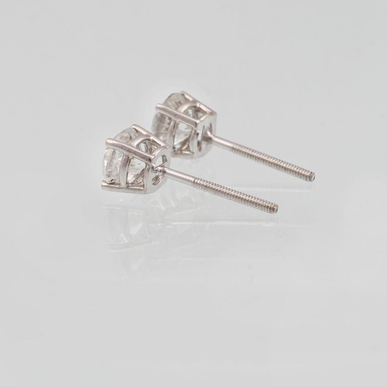 ÖRHÄNGEN, 14K vitguld med briljantslipade diamanter ca 1.50 ct. Vikt 1,3 gram.