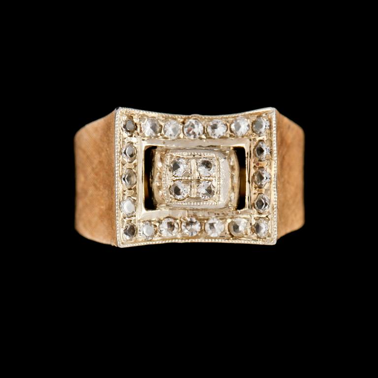 RING, 14K guld med åttkantslipade vita stenar. Vikt 6,1 g.