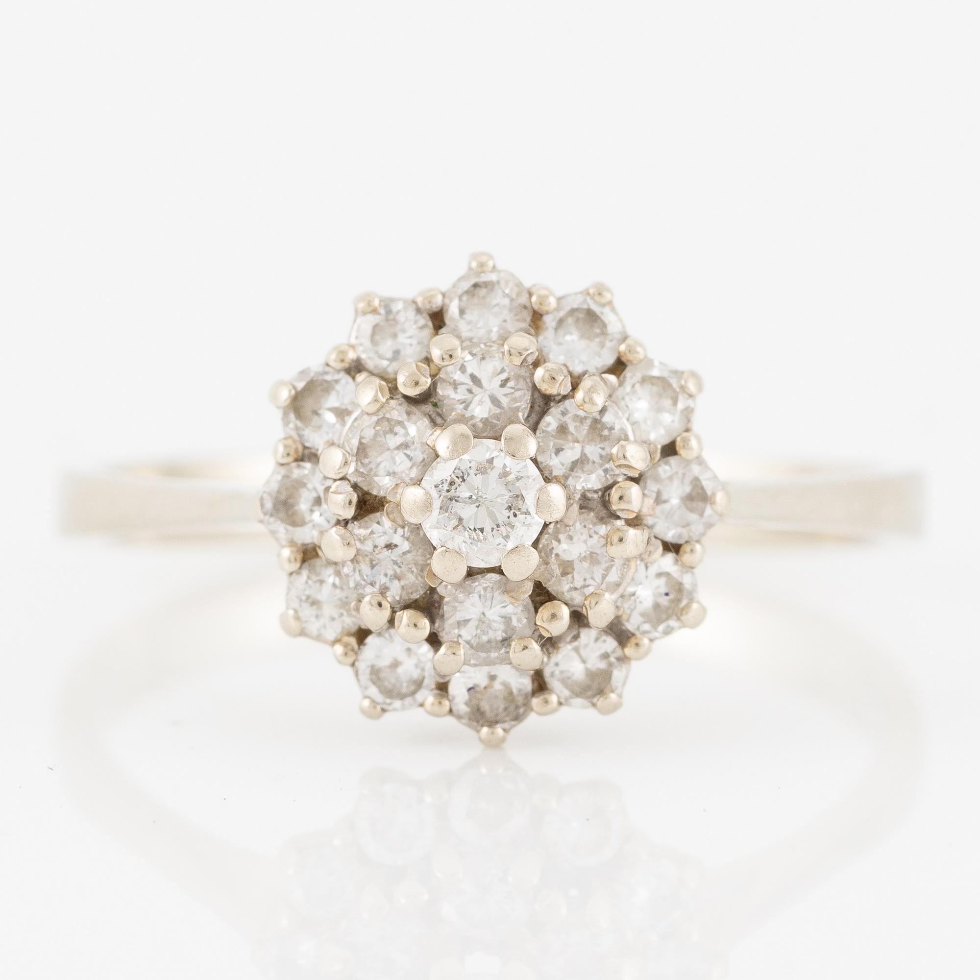 Ring 18K gold set with round brilliant-cut diamonds.