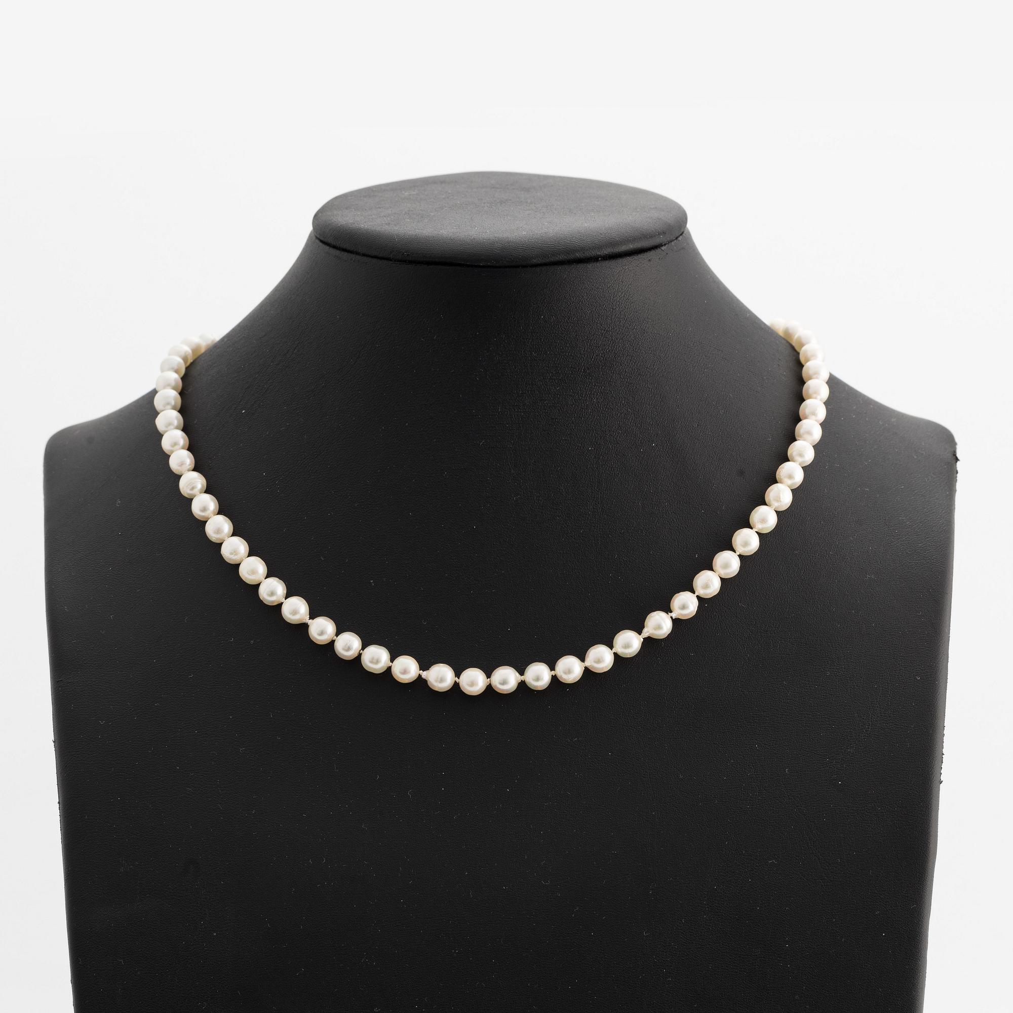 Necklace and bracelet with cultured pearls.
