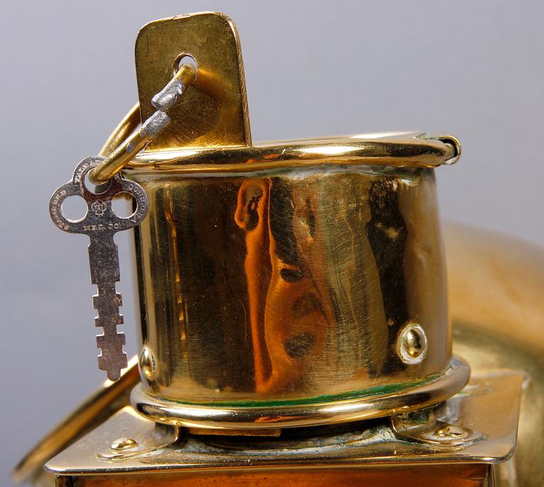 KOMPASSHUS MED KOMPASS, mässing, märkt GW Lyth, Stockholm 1800-tal.