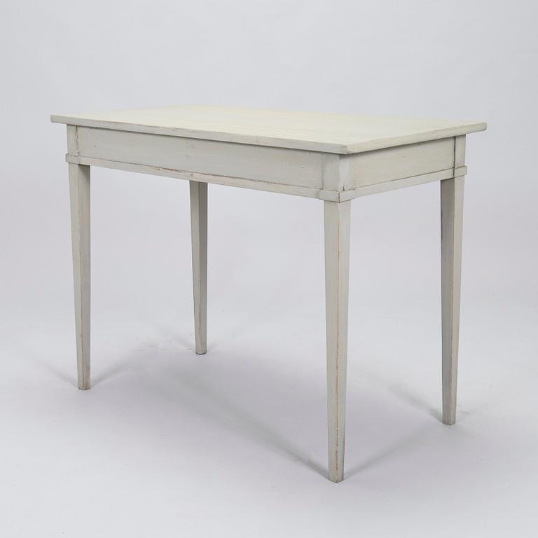 Skrivbord, gustaviansk stil, 1900-tal och stol, gustavianskt provinsarbete, 1700-talets slut.