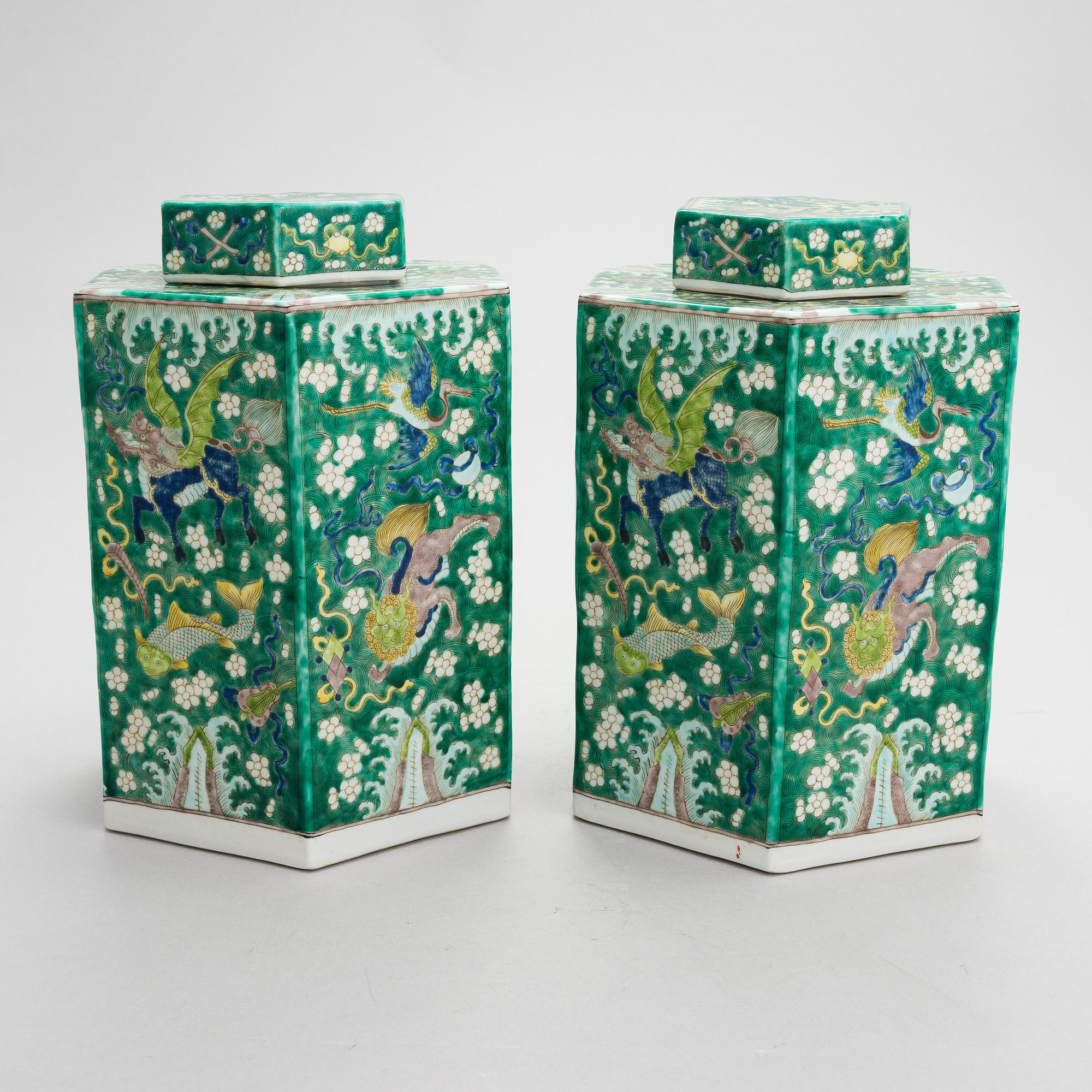 A pair of Chinese porcelain urns with lids, modern manufacturing.