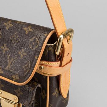 A LOUIS VUITTON "HUDSON" BAG,