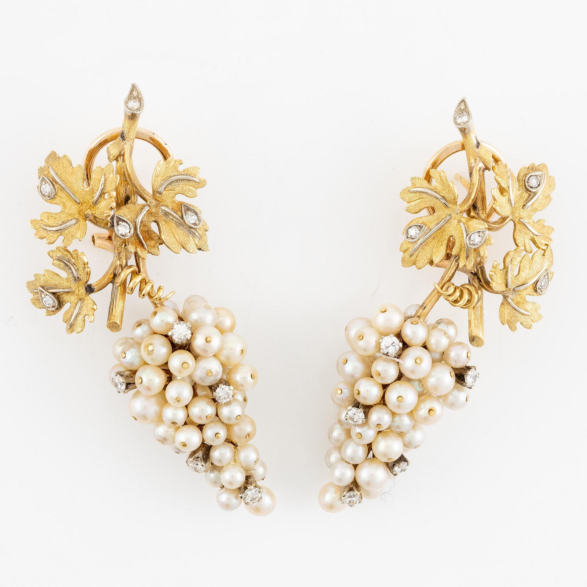 A pair of earrings and a brooch in 18K gold in the form of grapes with pearls and round brilliant-cut diamonds.