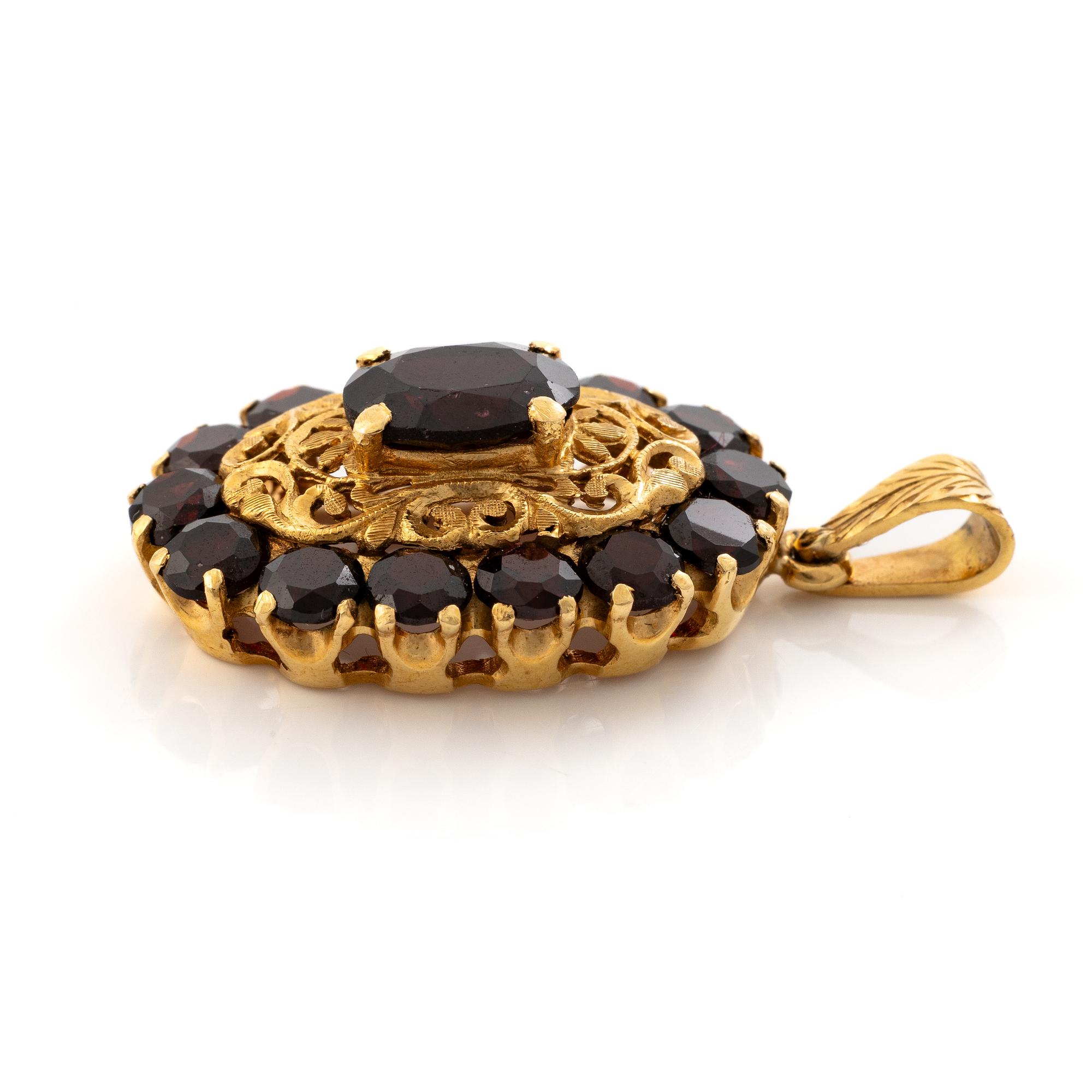 Pendant, 18K gold with garnets.