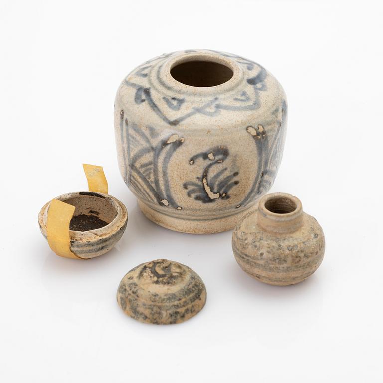 A group of porcelain, 4 pieces, China, Ming Dynasty (1368–1644).