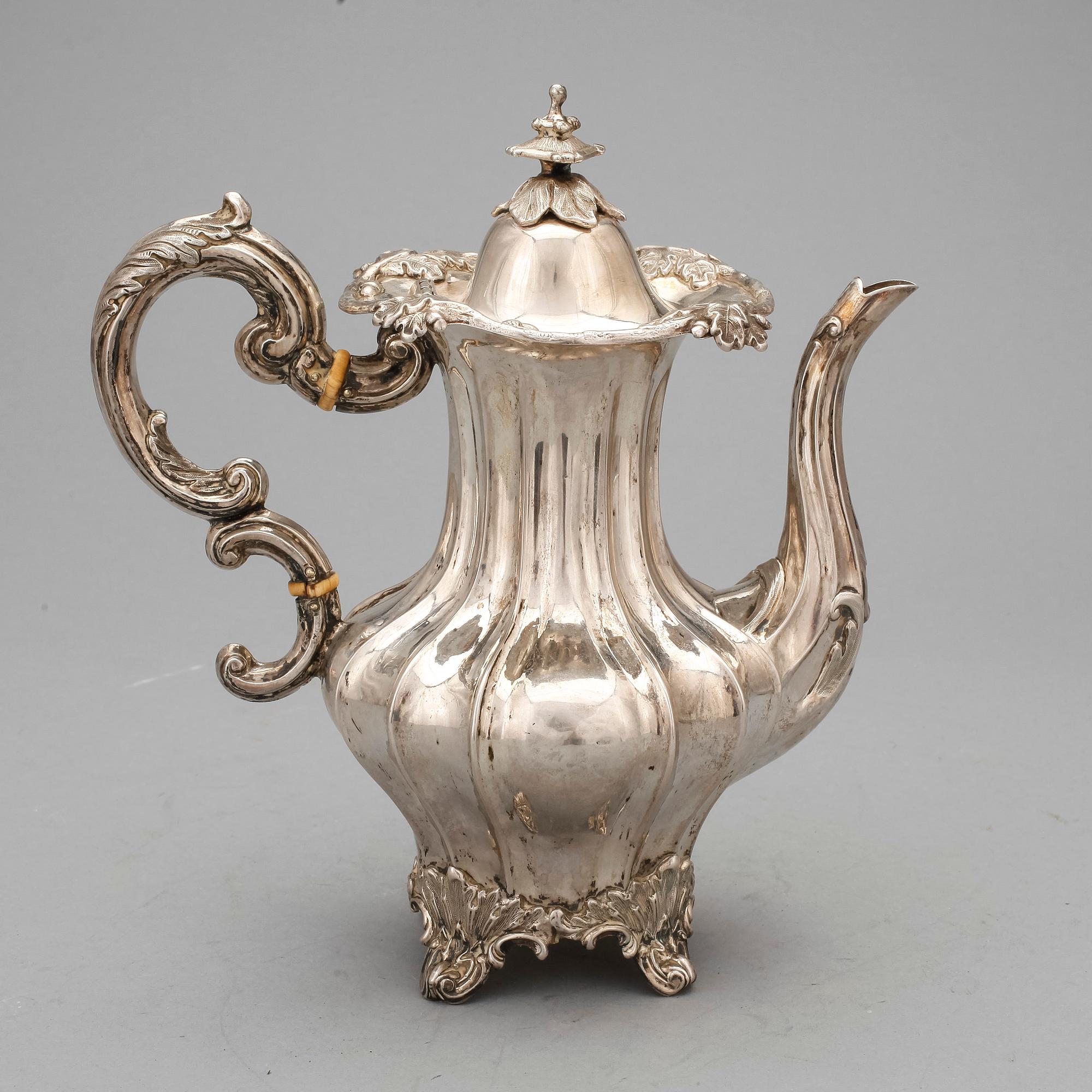 KANNA, silver, nyrokoko, Gustaf Möllenborg, Stockholm, 1856. Vikt ca 400 gram.