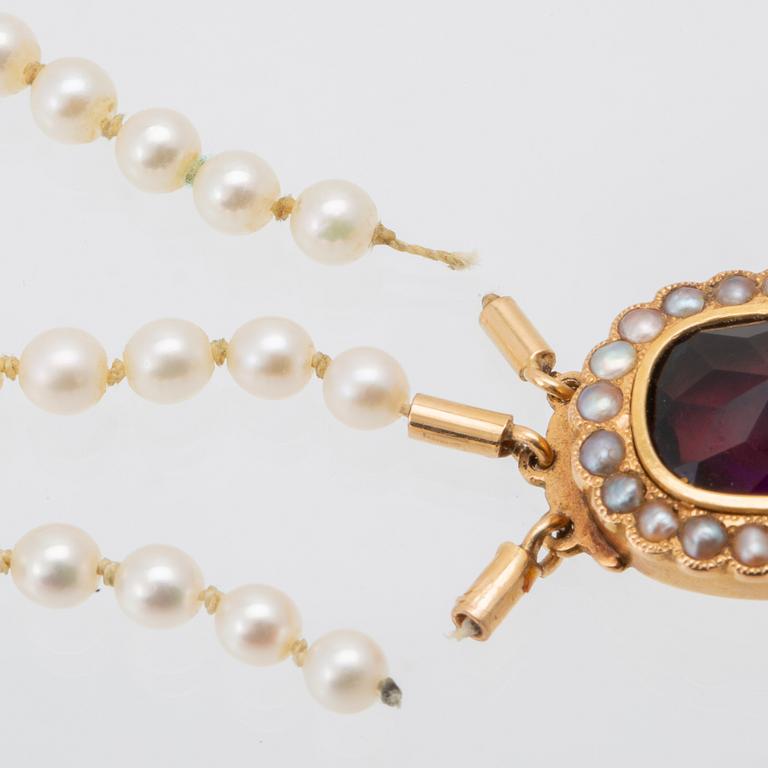 Necklace with three rows of cultured pearls and a clasp in 18K gold.