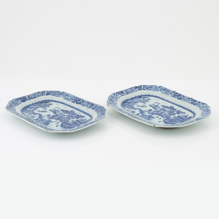 Stekfat, ett par, kompaniporslin. Qingdynastin, Qianlong (1736-95).