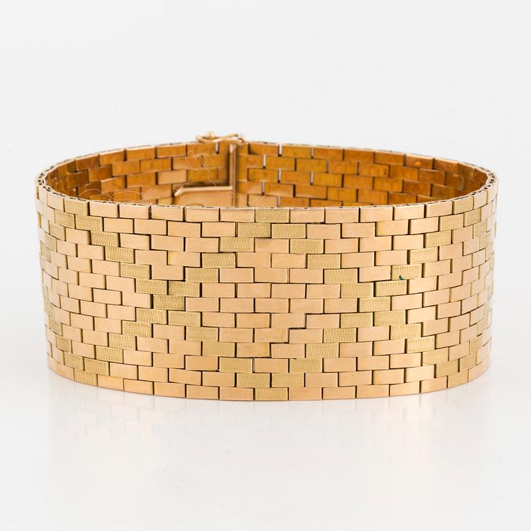 An 18K gold bracelet.