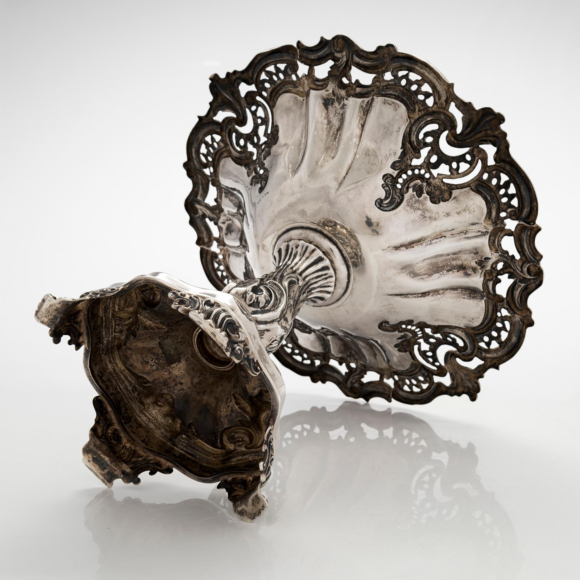 Tarjoilumalja, hopea, uusrokokoo, Gustav Möllenborg, Tukholma 1852.