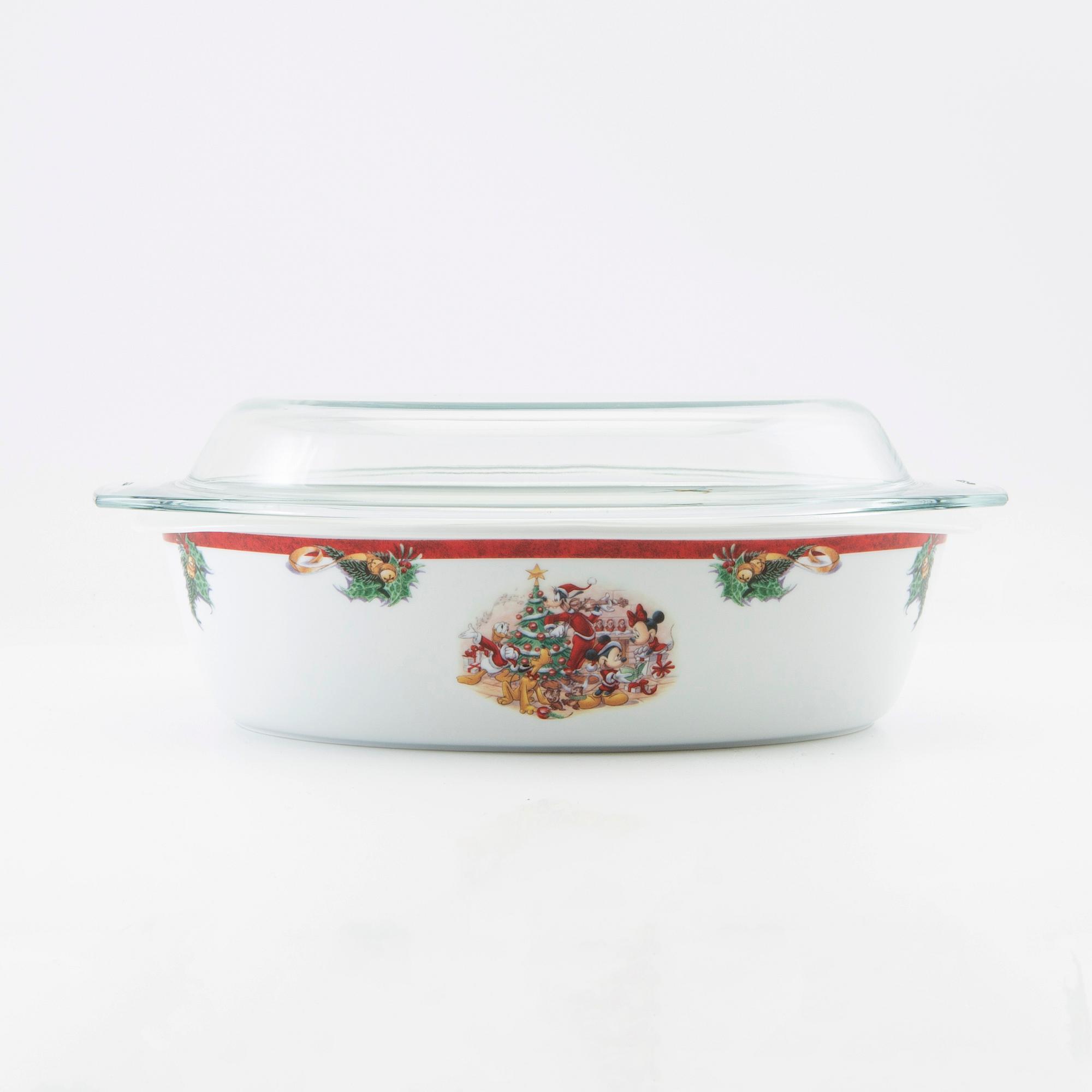 Stefan Lindahl service 46 pcs "Disney" for Fyrklövern late 20th century porcelain.