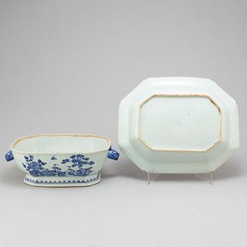 A blue and white export porcelain tureen with deep dish, Qing dynasty, Qianlong (1736-95).