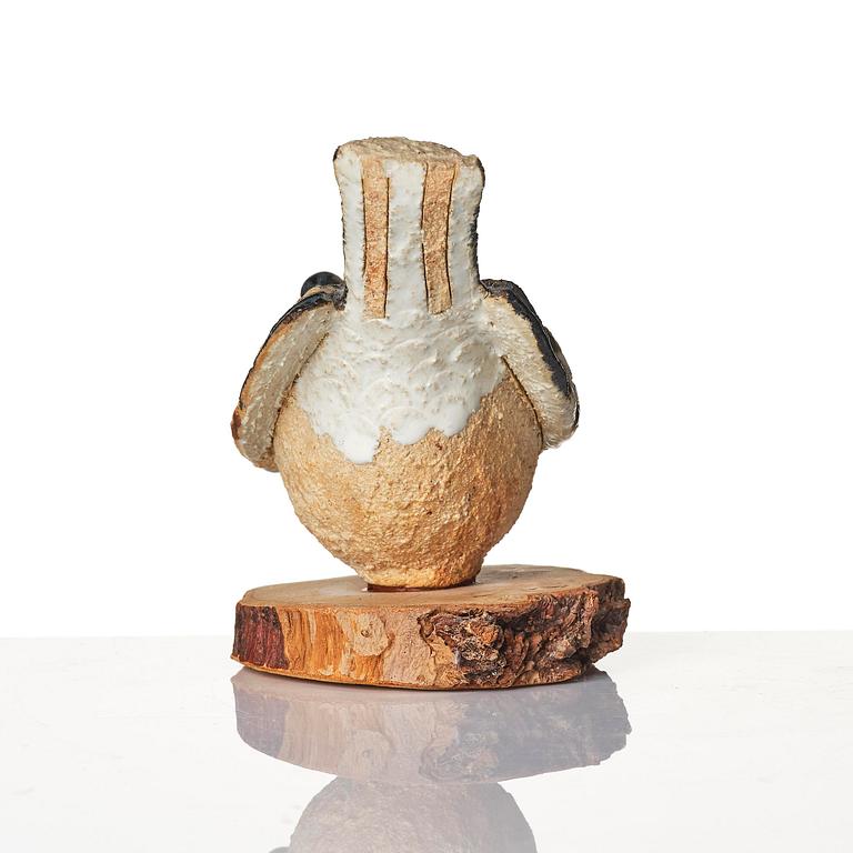 Tyra Lundgren, a chamotte stoneware sculpture of a bird, own studio, Bredkvie, Gotland, 1978.