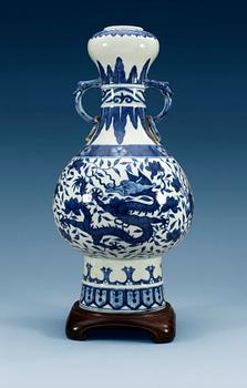 A blue and white vase, late Qing dynasty (1644-1912), with Wanli´s six character mark.