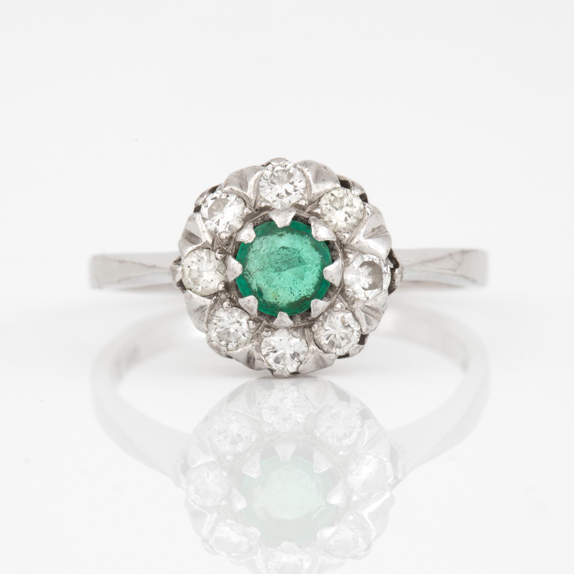 RING, 18K vitguld med smaragd ca 0.21 ct och briljantslipade diamanter totalt ca 0.28 ct. Uppsala 1969. Totalvikt 3,34 g.