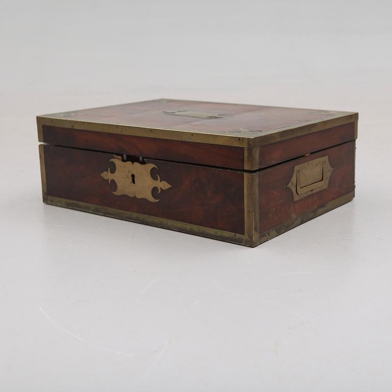 SKRIV/TOALETTSCHATULL, England, 1800-talets andra hälft.