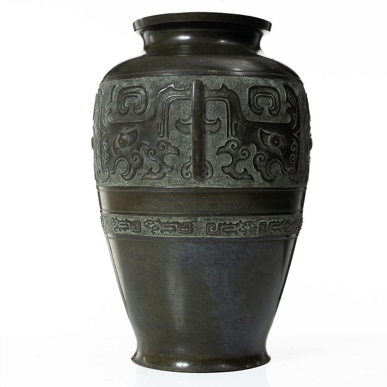 A Chinese bronze urn, late Qing dynasty / early 20th century.