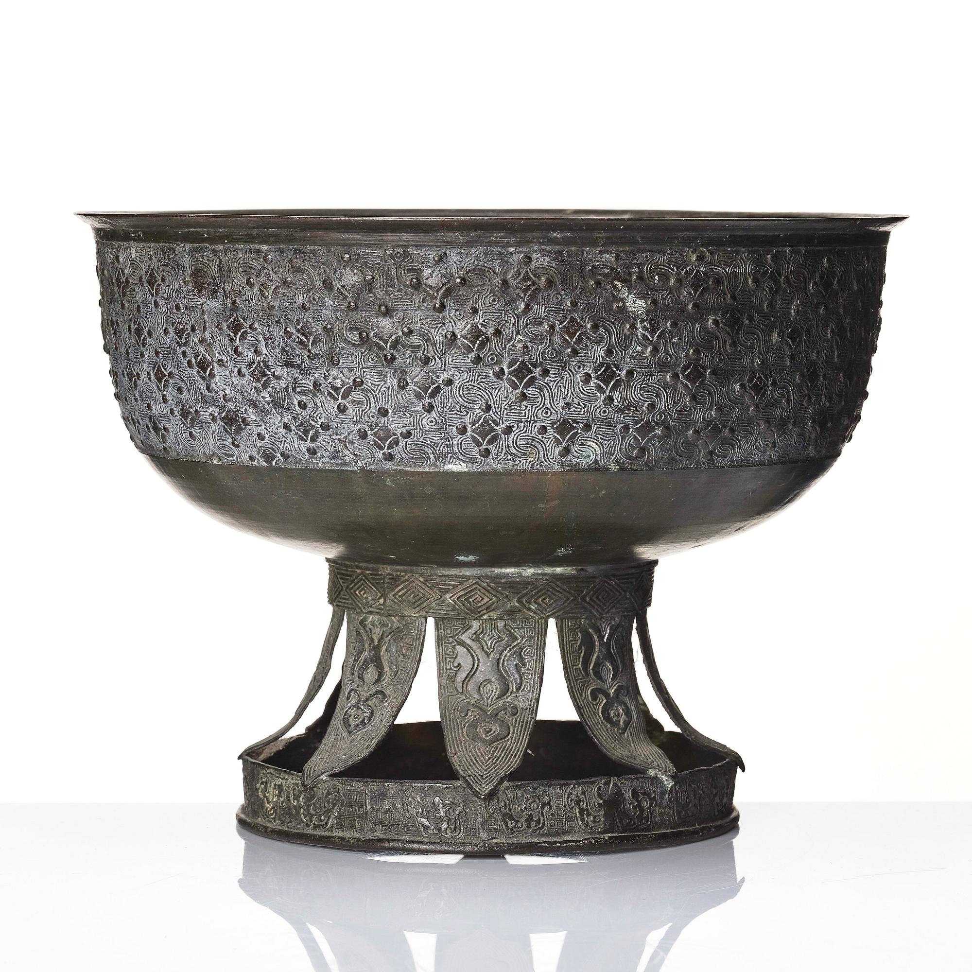 A Japanese bronze censer/vessel, Edo Period (1603-1868).