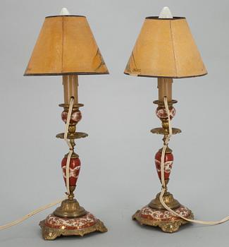 SKRIVBORDSGARNITYR,  4 delar,  målat porslin samt mässing, 1800-talets slut.