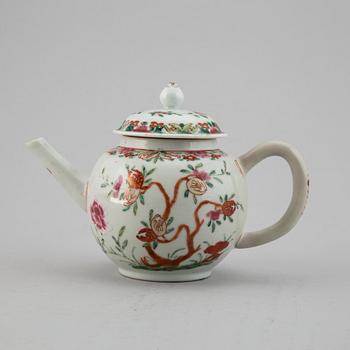 Tekanna med lock, kompaniporslin. Qingdynastin, Qianlong (1736-95).