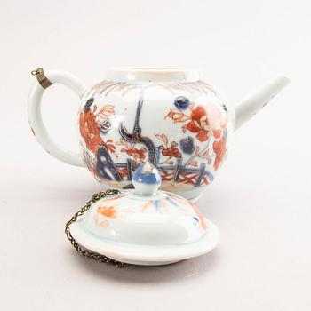 A Chinese Imari Qianlong porcelain teapot with cover.