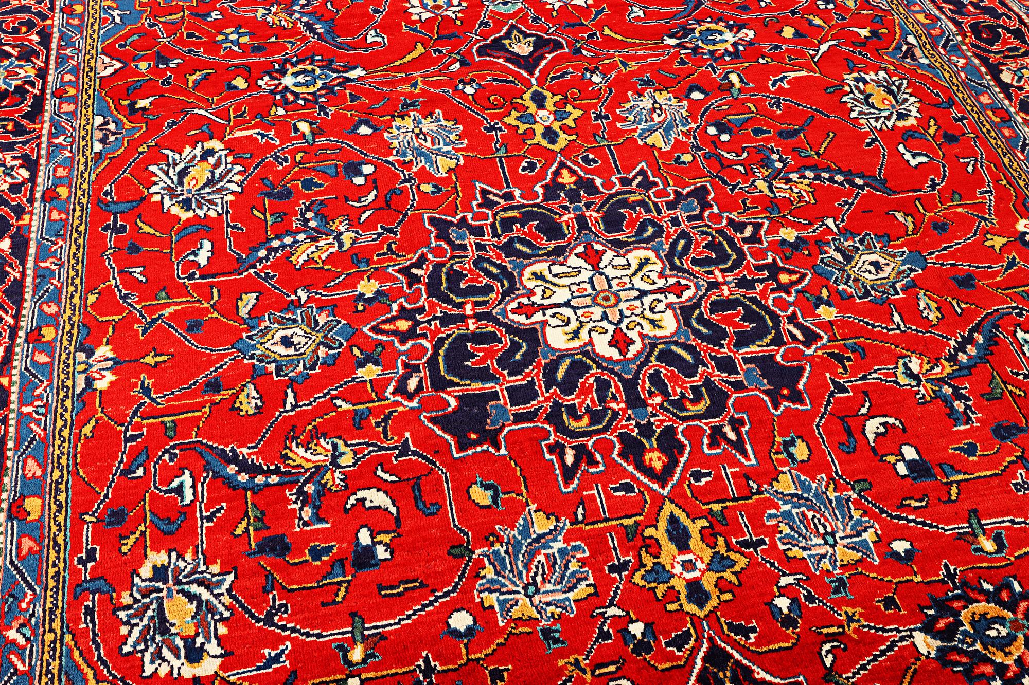 A Hamadan carpet, a. 320 x 220 cm.