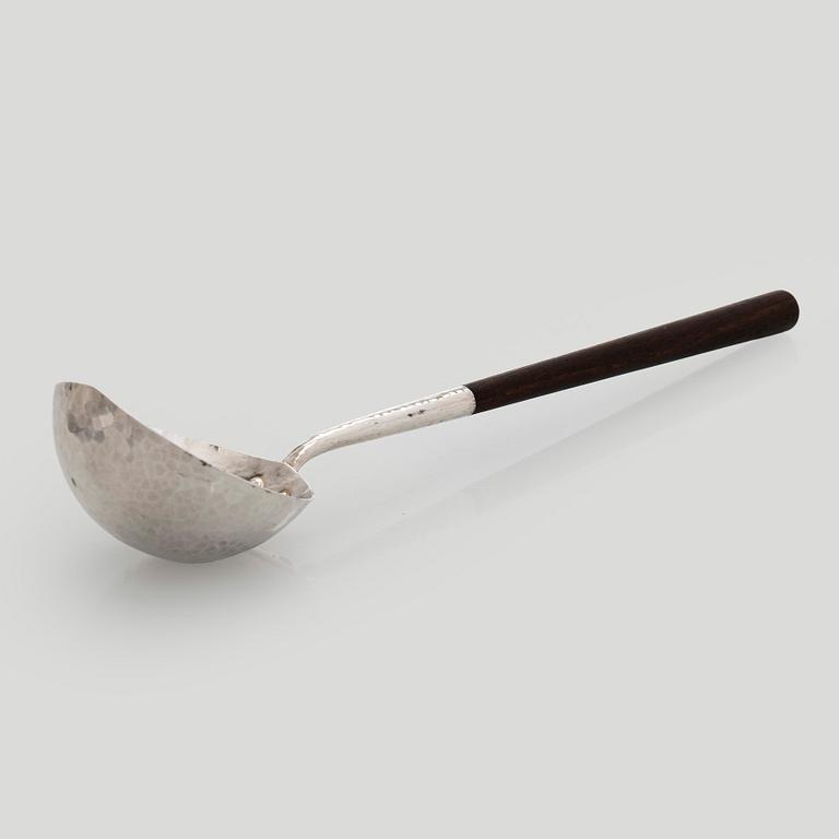 Tapio Wirkkala, boolimalja ja -kauha, hopeaa, palisanteri, Kultakeskus, Hämeenlinna, 1969.