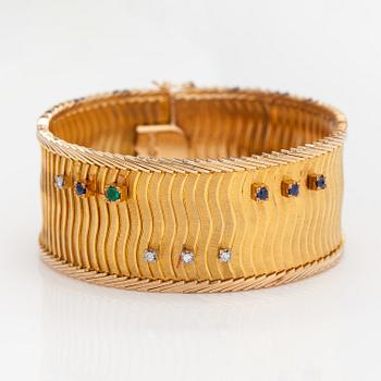 Armband, 18K guld, safirer, smaragd, diamanter ca 0.075 ct  tot. Importstämplat Koruteollisuus Tillander, 1962.