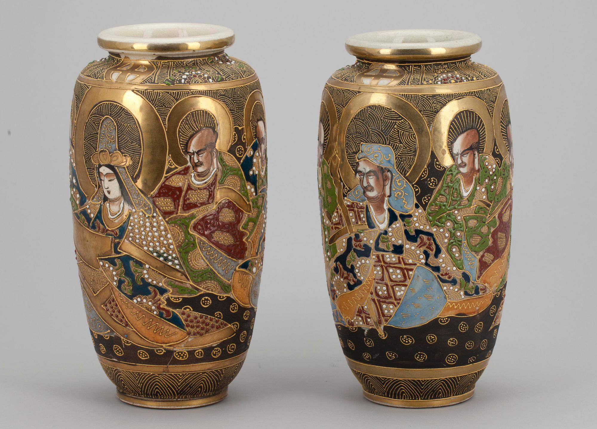 VASER, ett par, porslin, Satsuma, Japan.