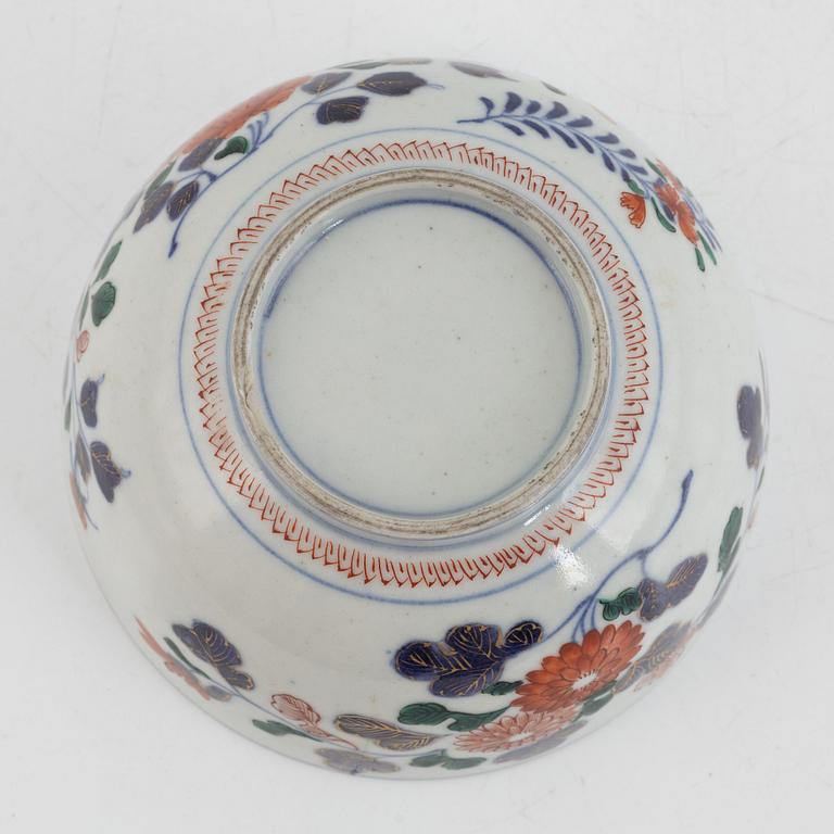 A Japanese imari verte bowl, Edo (1603-1868).