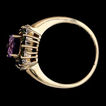 RING, 10K guld, ametist, gröna granater och diamanter. Vikt ca 4 g.