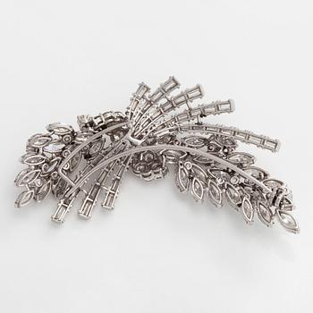 Rintaneula/ hiuskoru platinaa, navette-, briljantti- ja baguettihiottuja timantteja yht. noin 20.00 ct.