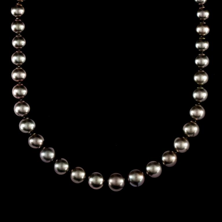 A cultured Tahiti-pearl necklace. Diameter on pearls 10 - 13.2 mm.