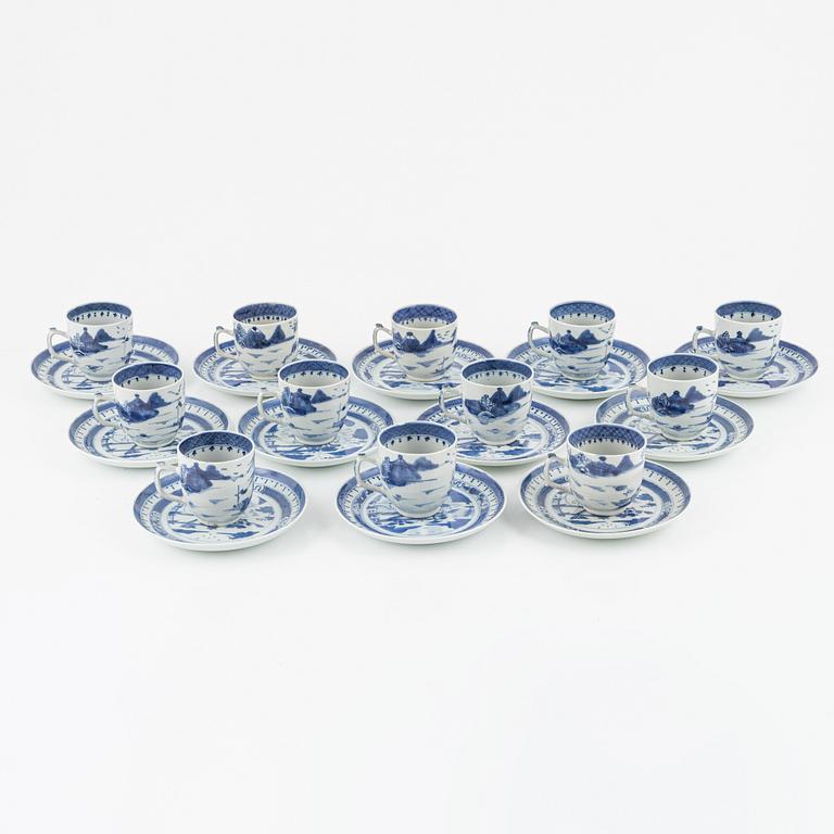 A 24-piece porcelain coffee set, China, Qing Dynasty, around 1800.