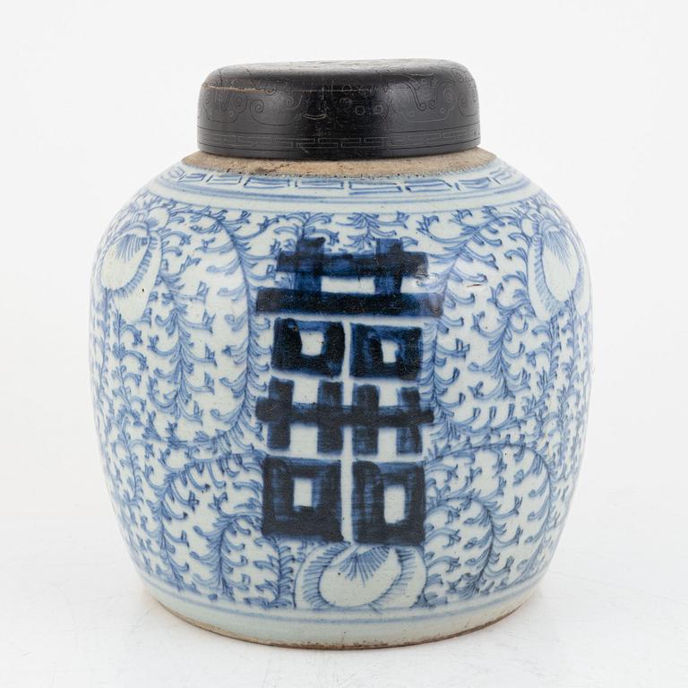 A blue and white CHinese porcelain jar with wooden cover, Qing dynasty, 19th century.