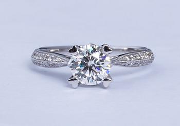 RING, 18 k vitguld med briljantslipad diamant, enl cert 0.76 ct. Vikt ca 2,4 g.