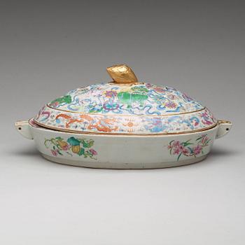 VÄRMEFAT med HUV, porslin. Qingdynastin, 1800-tal.