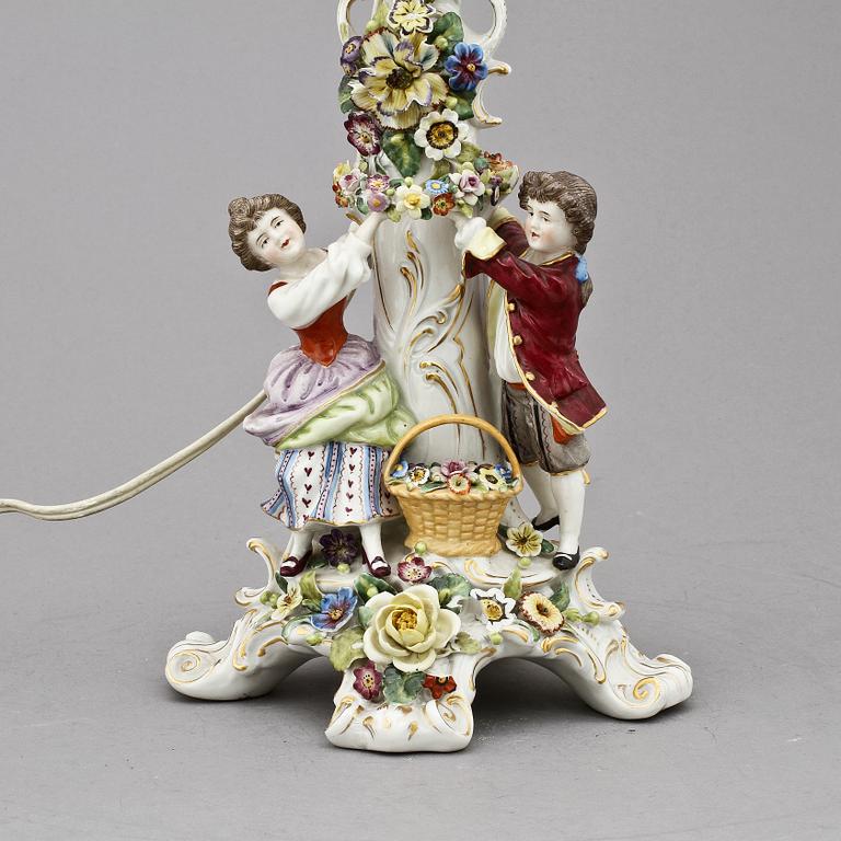 BORDSLAMPA, porslin, Neapel-liknande märke, 1900-tal.