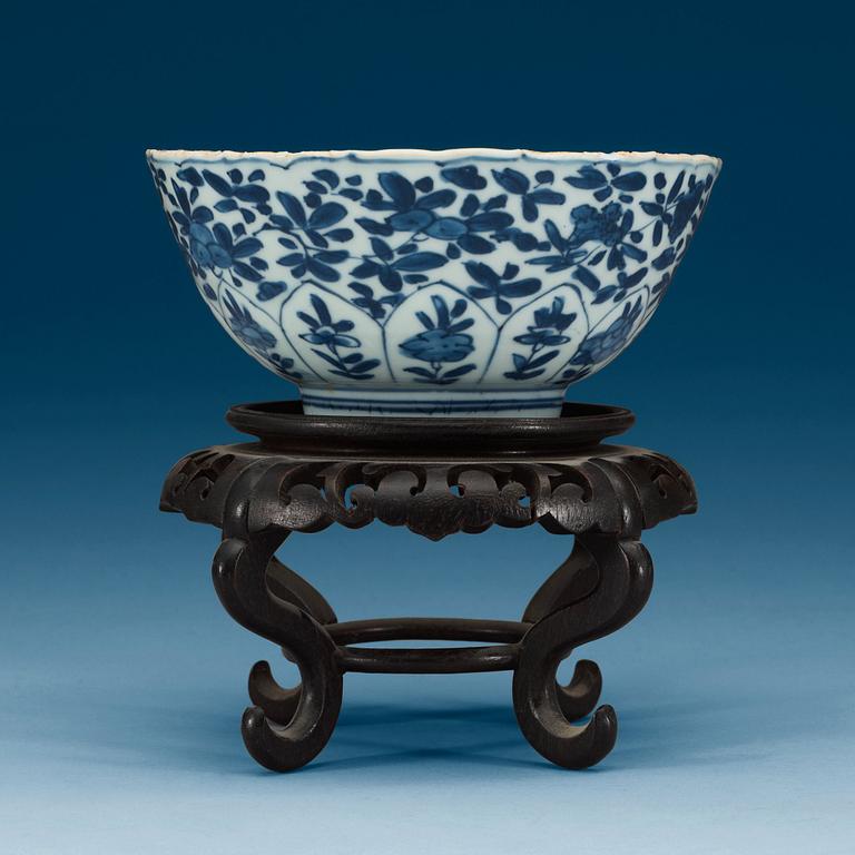 A blue and white Lotus bowl, Qing dynasty, Kangxi (1662-1722).