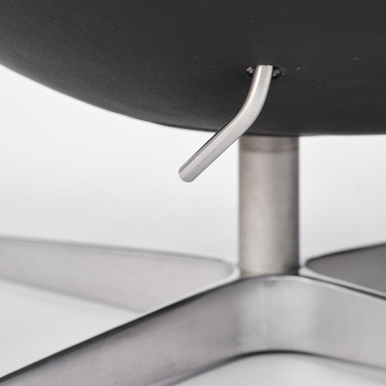 Arne Jacobsen, fåtölj med fotpall, "Ägget", Fritz Hansen, Danmark, 2001.