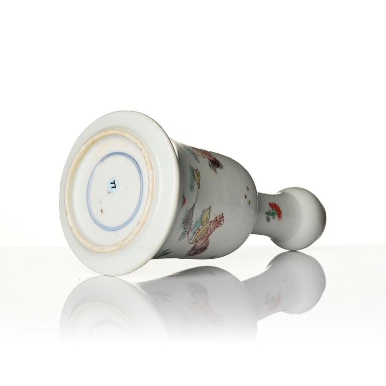 A famille verte bowl, tea caddy and mallet shaped vase, Qing dynasty, Kangxi (1662-1722).