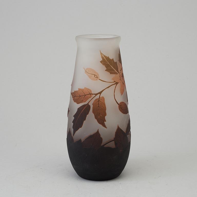 An Arsall (Vereinigte Lausitzer Glaswerke) cameo glass vase with flowers, Germany, early 20th century.