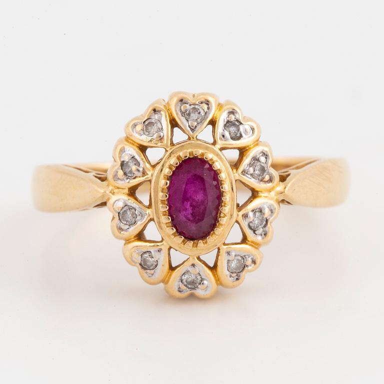 CARMOSÉRING, 18K guld med rubin och briljantslipade diamanter.