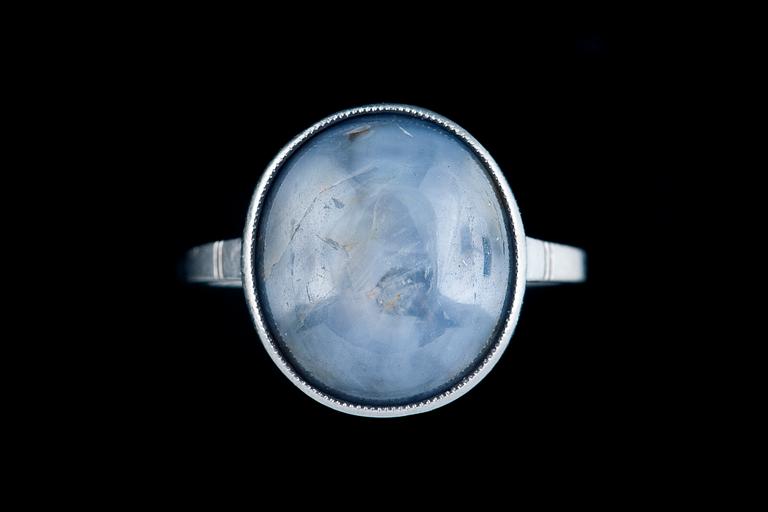 RING MED STJÄRNSAFIR.
