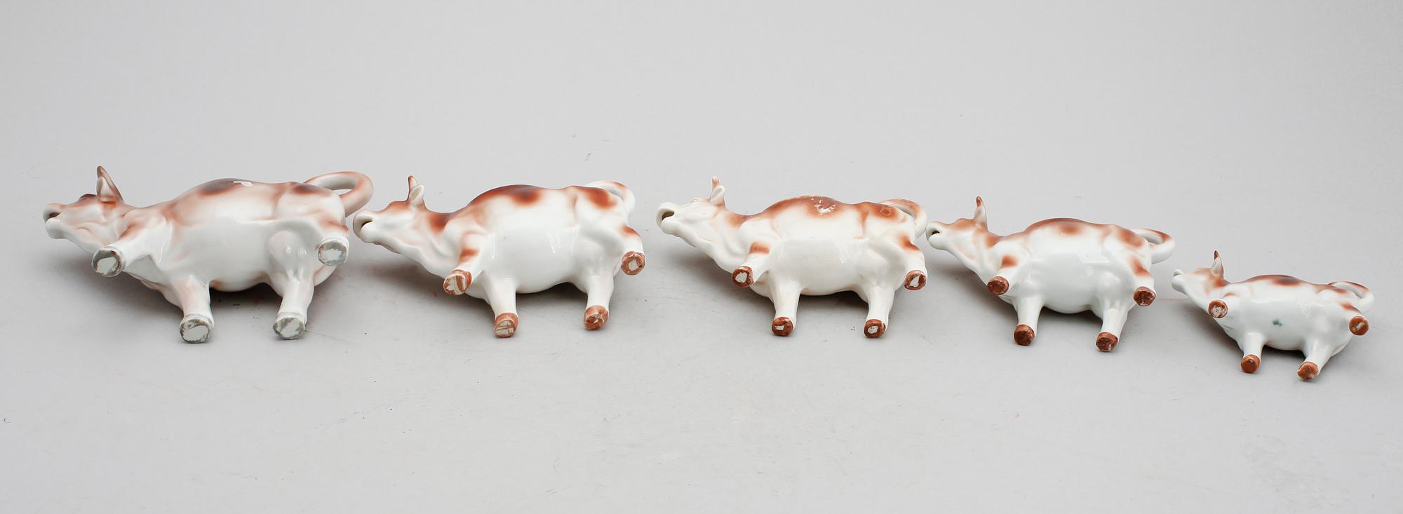 SAMLING MJÖLKKANNOR, 5 st, porslin, tidigt 1900-tal.