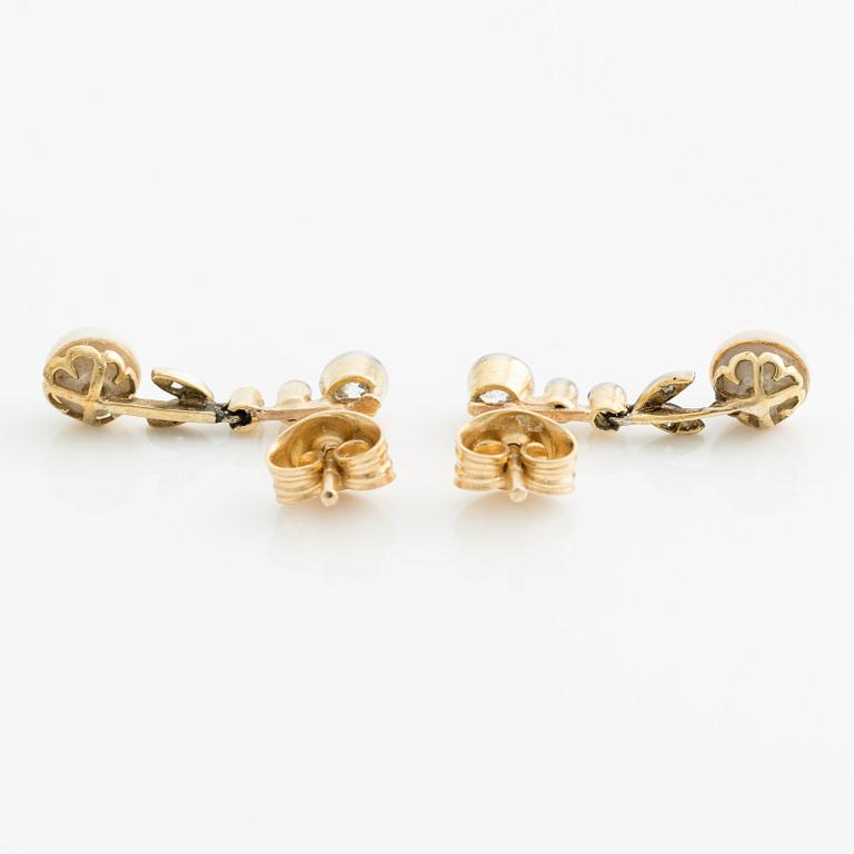 A pair of earrings in 18K gold with cultured half-pearls and old-cut and rose-cut diamonds.